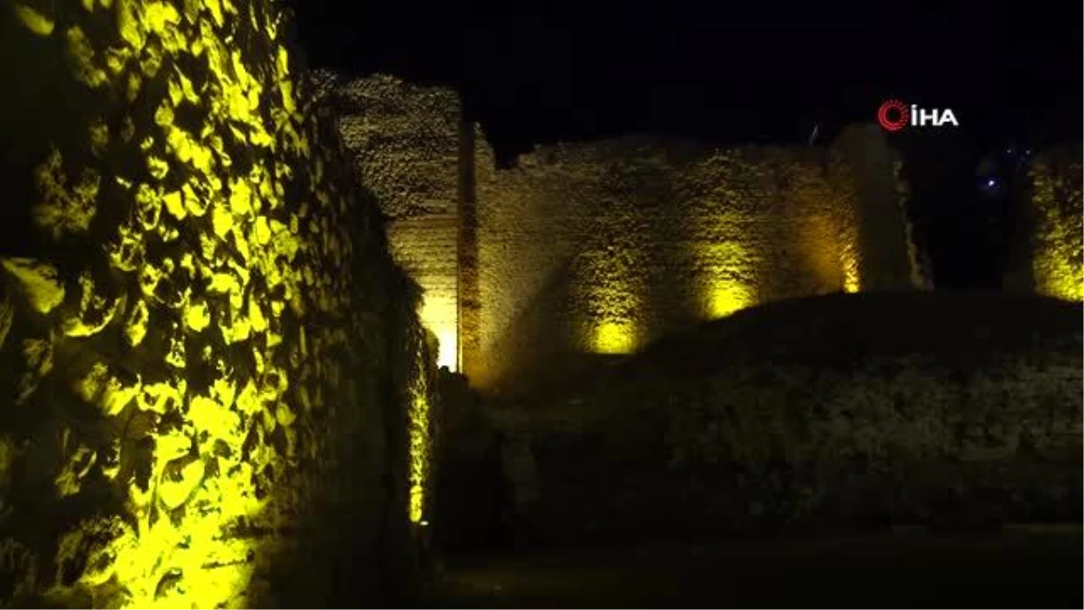 Tarihi Hisar Kalesi, hem gece hem de gündüz görüntüsüyle göz kamaştırıyor