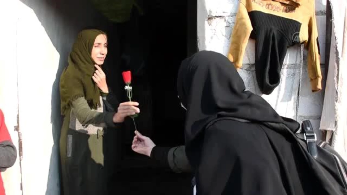 Türk ve İsviçreli aktivist kadınlar İdlib\'deki kamplarda bulunan kadınlara gül dağıttı