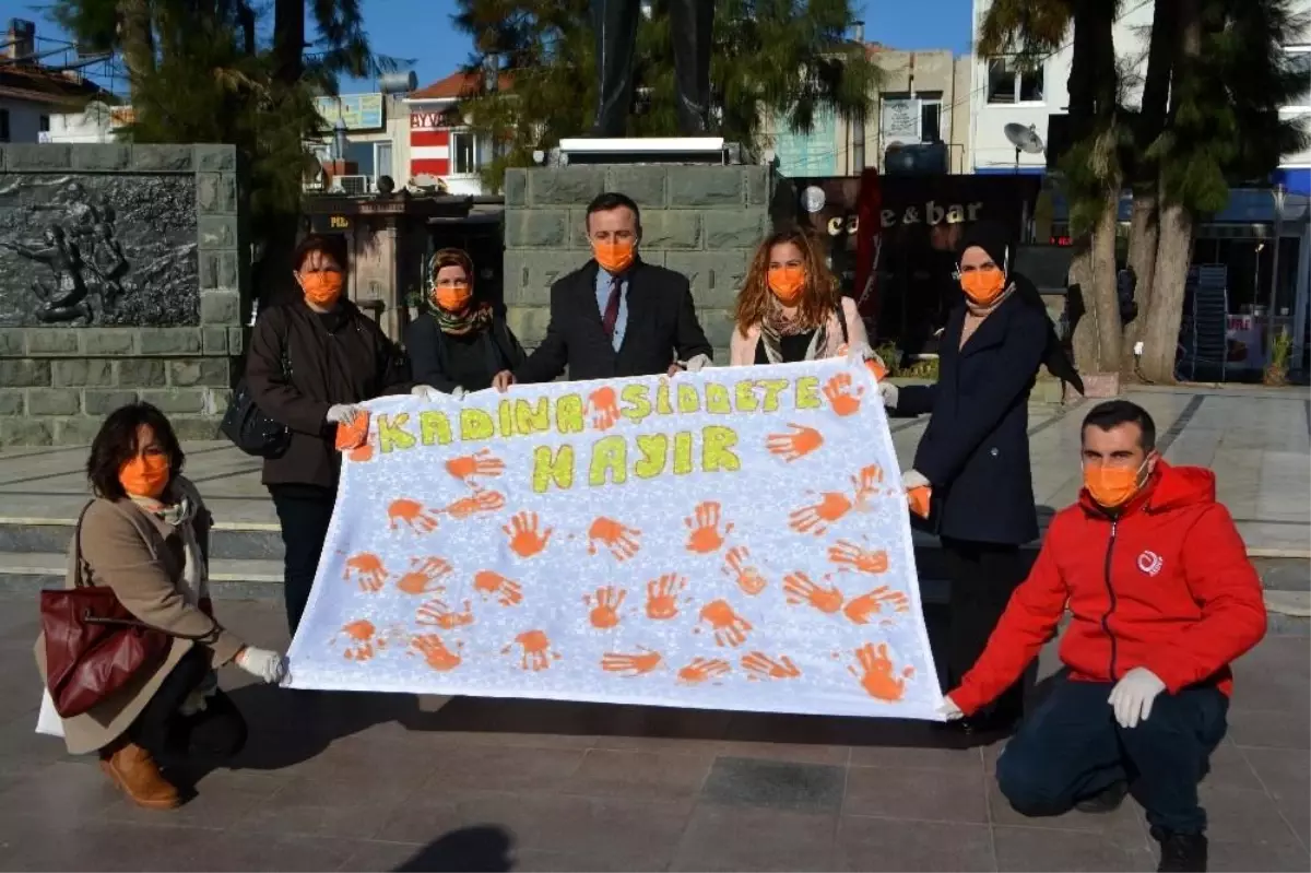 Ayvalık\'ta Kadına Şiddete Sıfır Toleransın simgesi Turuncu Maske oldu