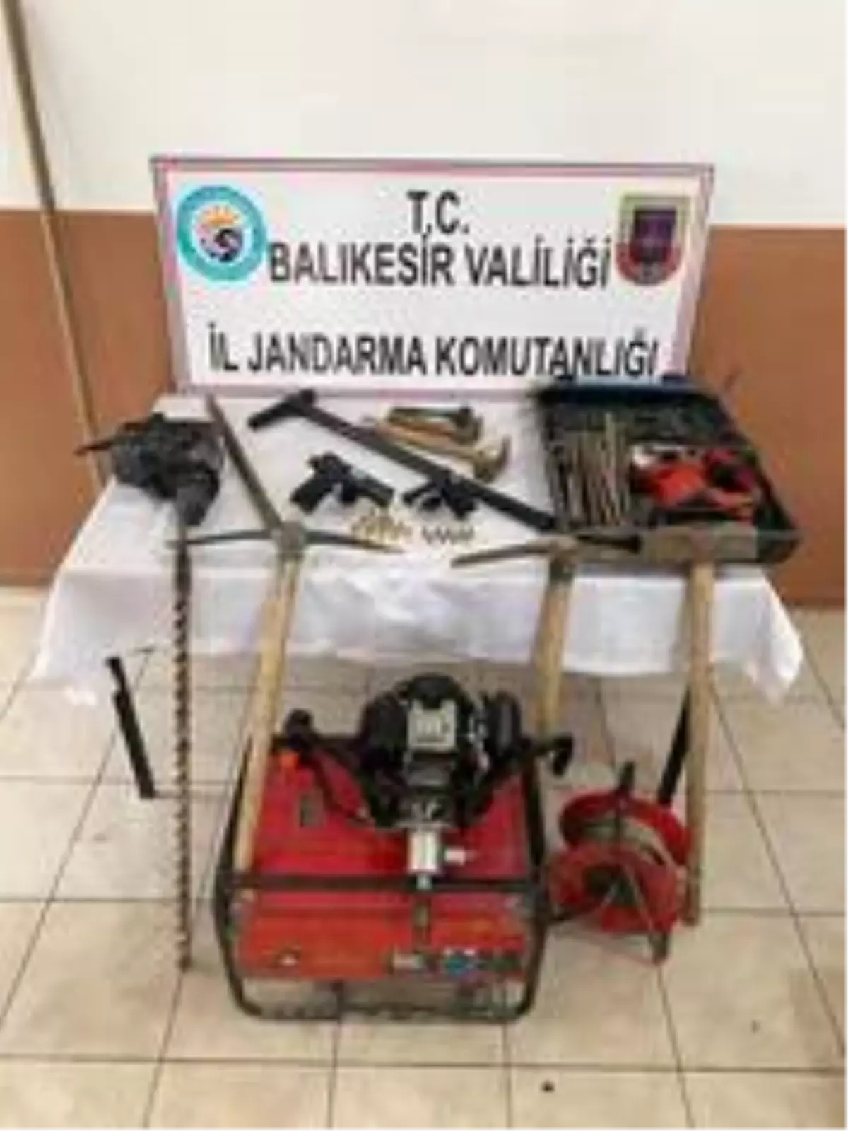 Balıkesir\'de 6 define avcısı kaçak kazı yaparken yakalandı