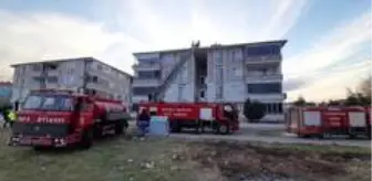 Çatı yangını apartmandakileri sokağa döktü