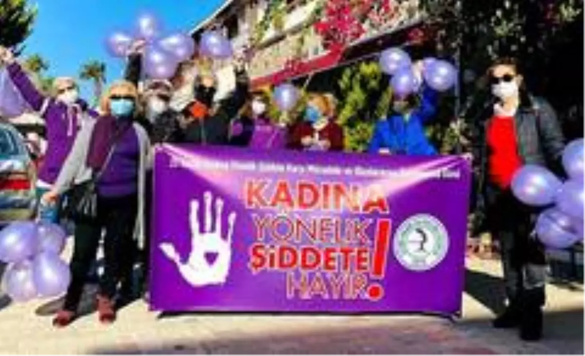 Çeşme\'de mor balonlar gökyüzüne salındı