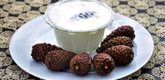 Dağdan topladığı çam kozalaklarıyla yoğurt yapıyor