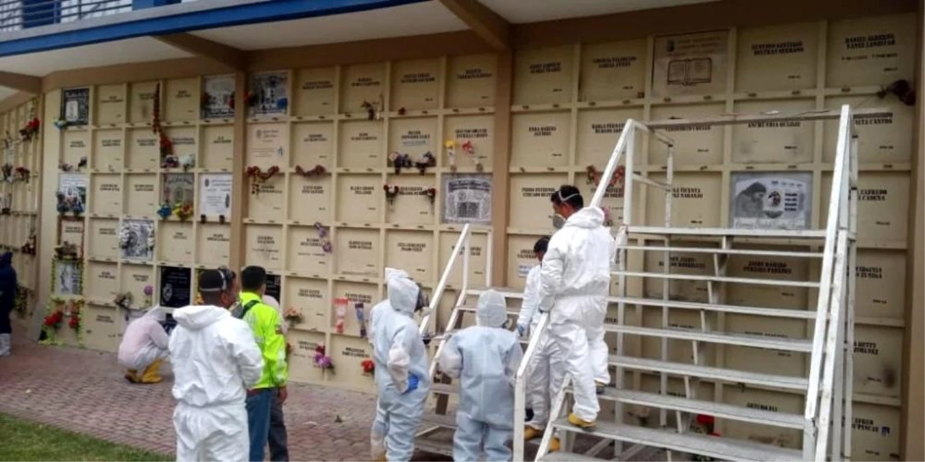 Ekvador\'da koronavirüsten ölenler kimlik tespiti için mezardan çıkarılıyor