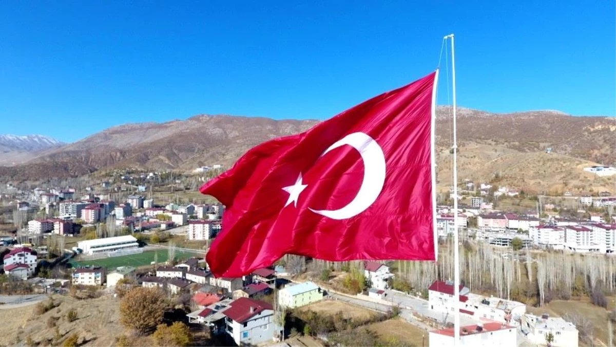 Hizan\'da dev Türk bayrağı göndere çekildi