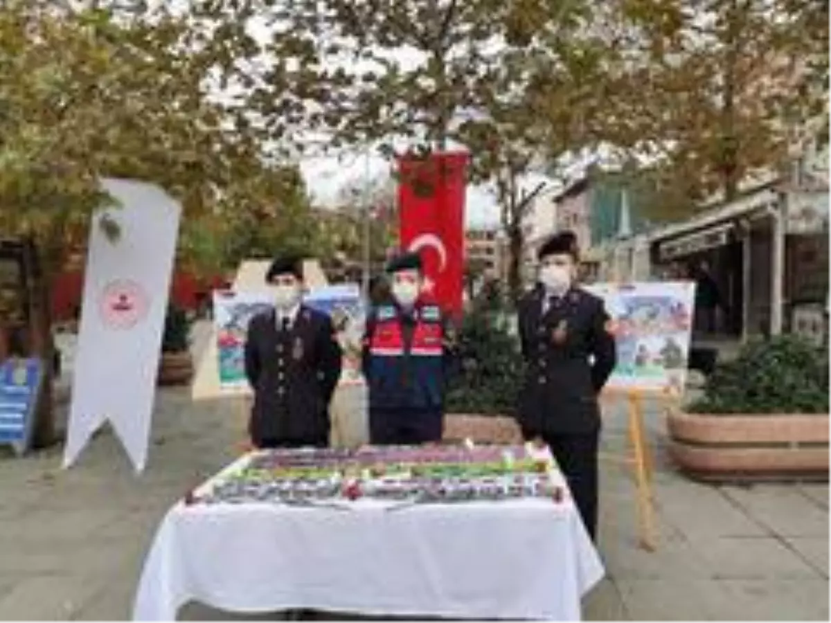 İstanbul Jandarması kadınlara "KADES" uygulamasını tanıttı