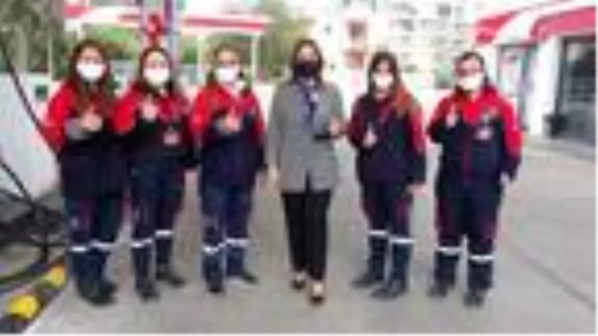 Kadın işletmecinin akaryakıt istasyonunda kadınlar çalışıyor