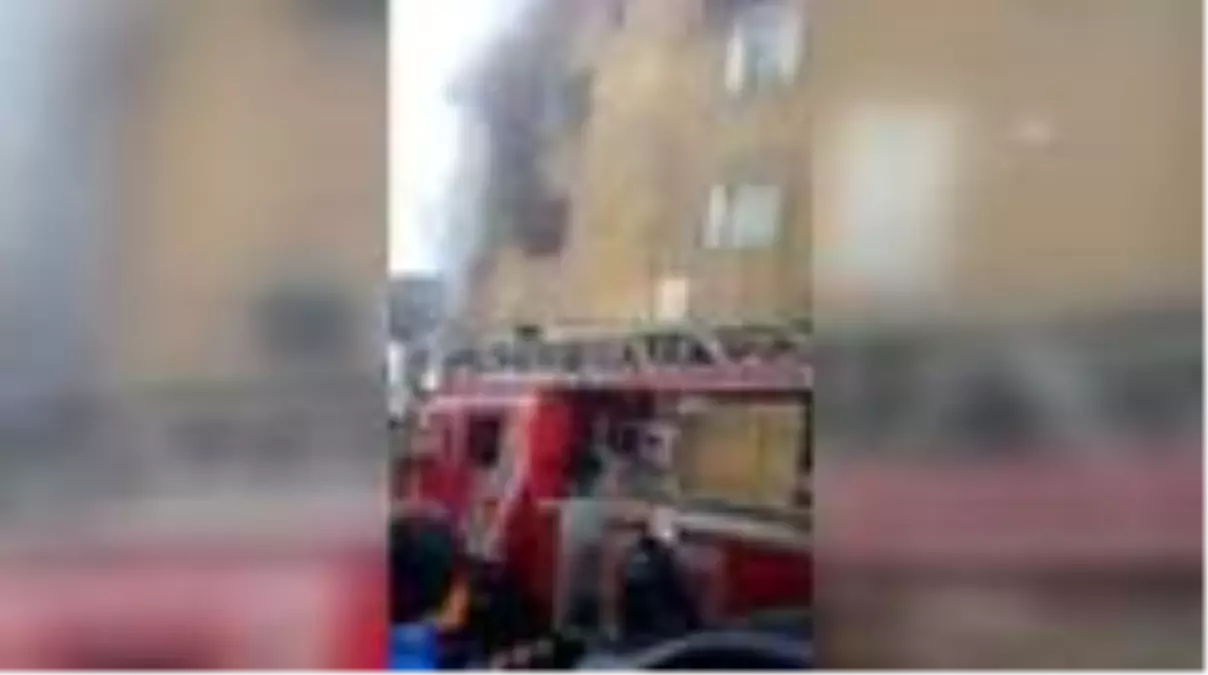 Son dakika! Kağıthane\'de bir binada çıkan yangın söndürüldü