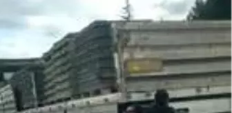 Kamyon kasasına tutunan gencin tehlikeli yolculuğu kamerada