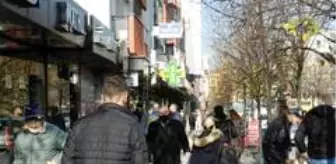 Kosova'da halk korona virüse aldırış etmeden sokakları doldurdu