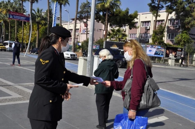 Marmaris'te Polis ve Jandarma kadına yönelik şiddete karşı broşür dağıttı