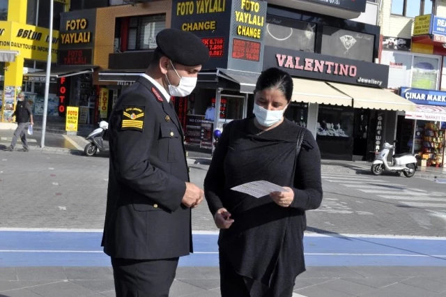 Marmaris'te Polis ve Jandarma kadına yönelik şiddete karşı broşür dağıttı