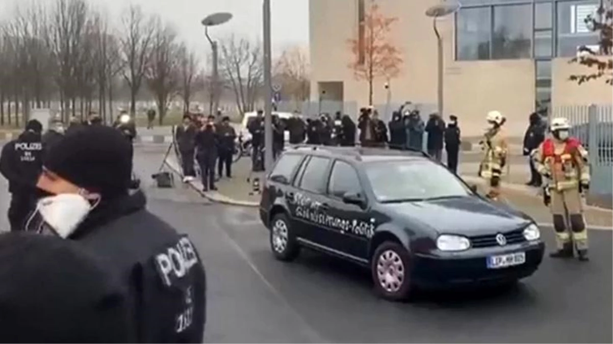 Merkel\'in Bakanlar Kurulu toplantısı yaptığı sırada bir saldırgan, Başbakanlık binasına araçla saldırı girişiminde bulundu