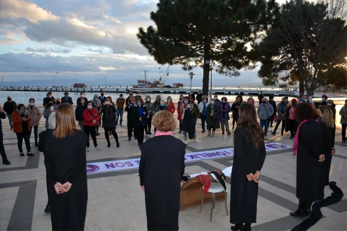 Sinop\'ta kadına şiddete sokak tiyatrosu ile dikkat çektiler