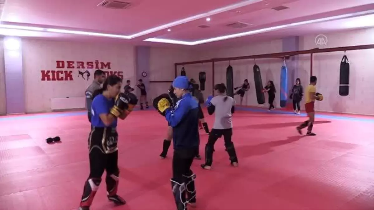 Tuncelili kick boksçular milli sporcu olmak için ringlerde ter döküyor