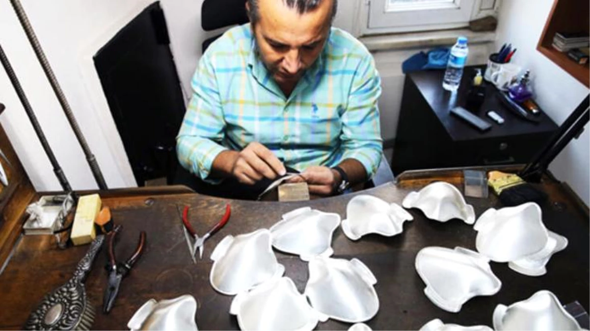 Türk ustanın ürettiği gümüş maskeler 1500 liradan, altın maskeler ise 20 bin liradan satılıyor