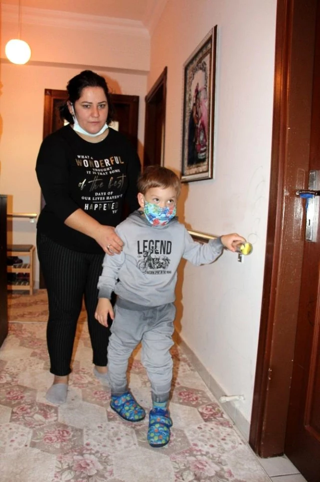 Serebral Palsi hastası 7 yaşındaki oğlunu yürütebilmek için gece gündüz el işi yapıyor