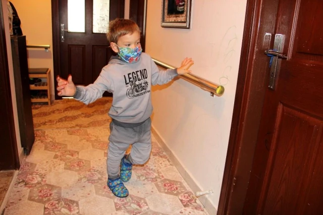 Serebral Palsi hastası 7 yaşındaki oğlunu yürütebilmek için gece gündüz el işi yapıyor