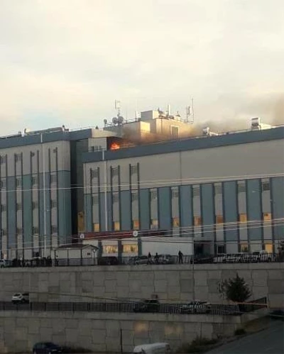 Antalya'da hastane çatısında çıkan yangın korkuttu