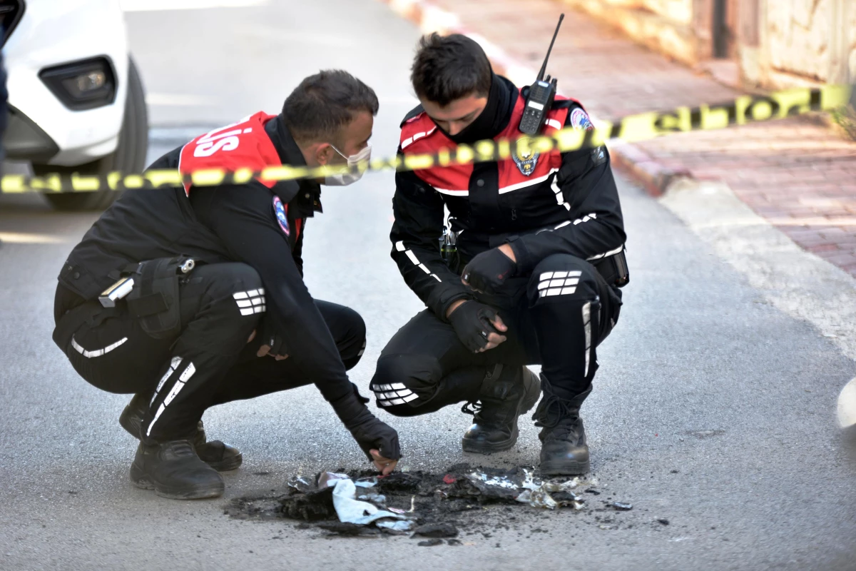 Antalya\'da sokakta yunus polisi üniforması ve teçhizatı yakan şüpheli aranıyor