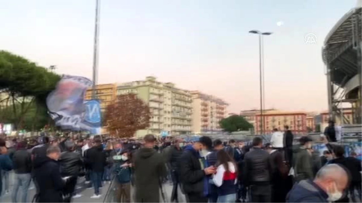 Arjantinli efsane futbolcu Maradona, Napoli San Paolo Stadı\'nın girişinde anıldı