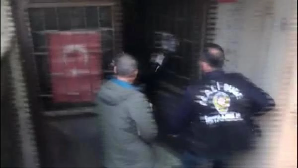 Son dakika! Ataşehir\'de sahte para basılan matbaaya polisin baskın anı kamerada