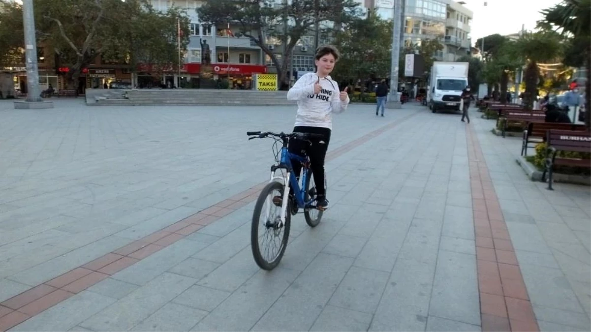 Balıkesir\'de 11 yaşındaki Hasan Taha bisiklet cambazı oldu