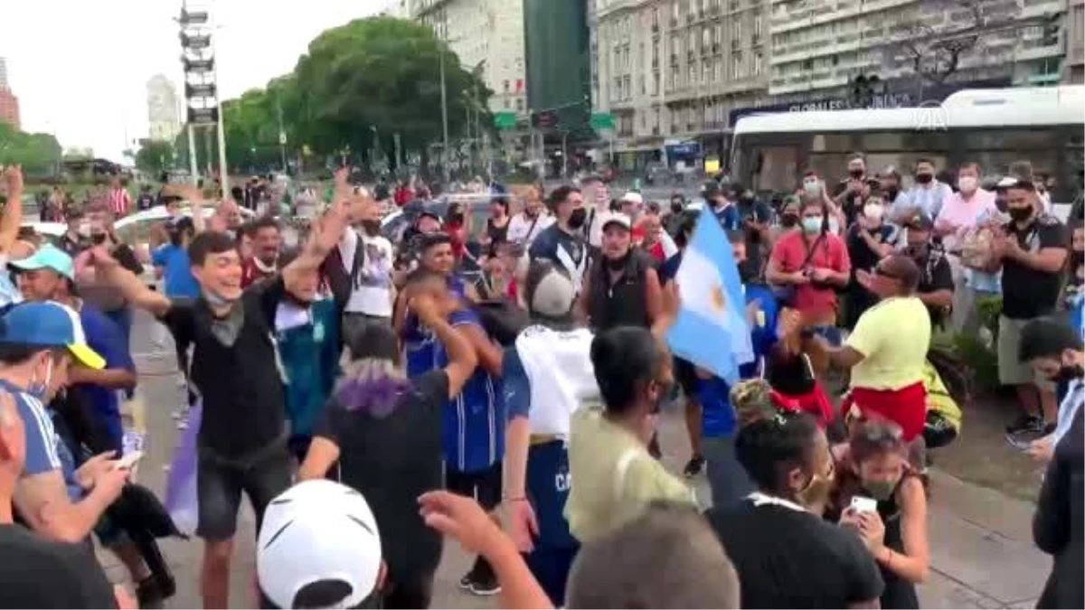 BUENOS AİRES - Maradona\'yı tezahüratlarla andılar