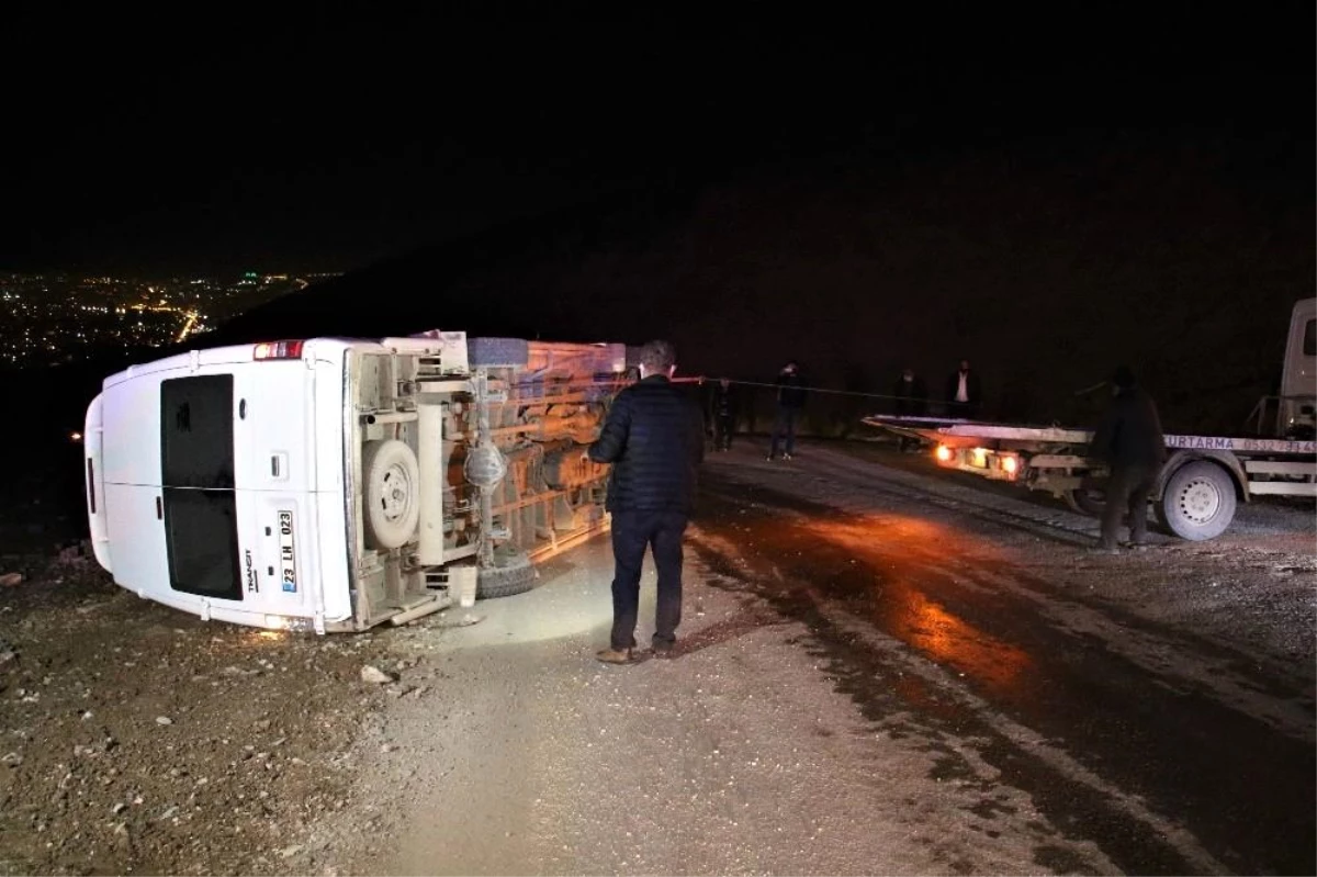 Elazığ\'da minibüs devrildi: 3 yaralı