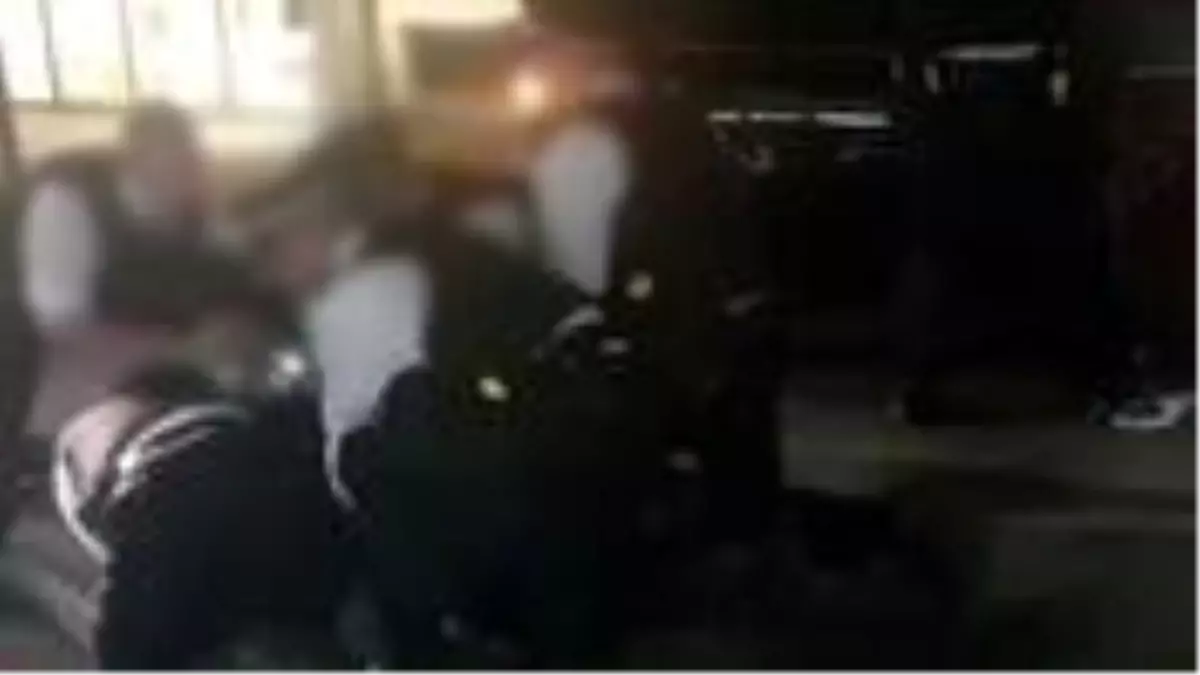 İngiltere\'de siyahi kadın 8 polis tarafından feci şekilde yumruklanarak darbedildi