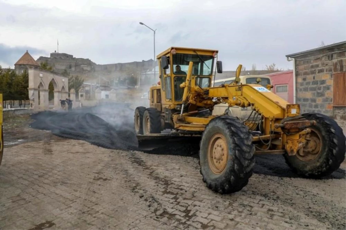 Kars Belediyesi yol çalışmalarını sürdürüyor