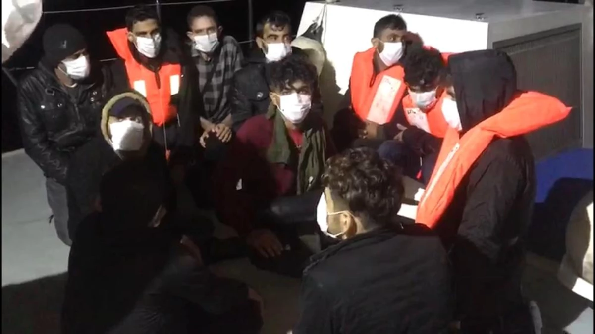 Mersin\'de tekneleri su alan 19 düzensiz göçmen yakalandı