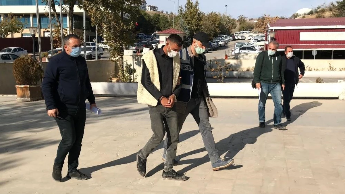 Polis, aranan hırsızı park ettiği aracından bulup girdiği evde suç üstü yakaladı