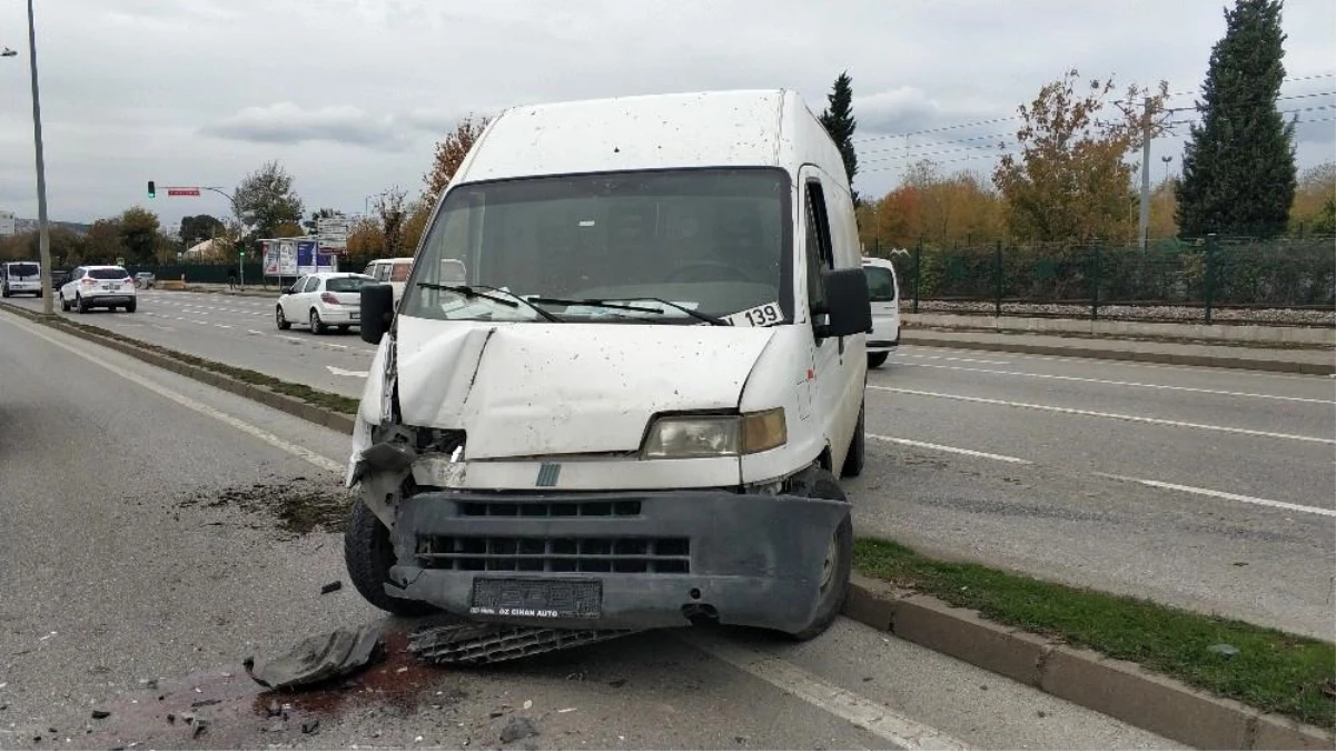 Samsun\'da minibüs aydınlatma direğine çarptı: 1 yaralı
