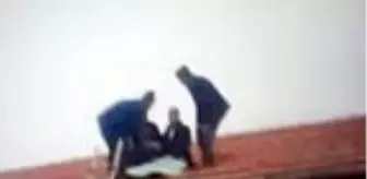 Son dakika haber... Takla atan kamyonetten fırlayan sürücü evin çatısına uçtu