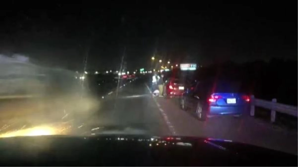 Son dakika haberleri: ABD\'de direksiyonda uyuyan sürücüsünün kaza anı kamerada