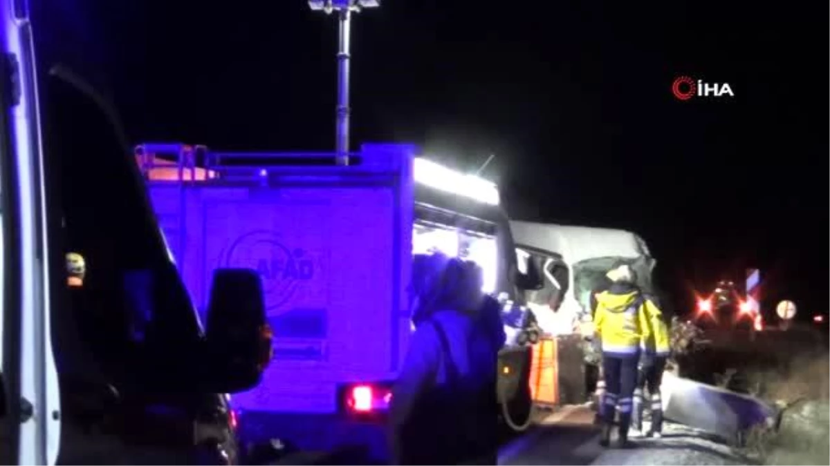 Son dakika haberleri: Afyonkarahisar\'da yolcu otobüsü ile kamyonet çarpıştı: 1 ölü, 5 yaralı
