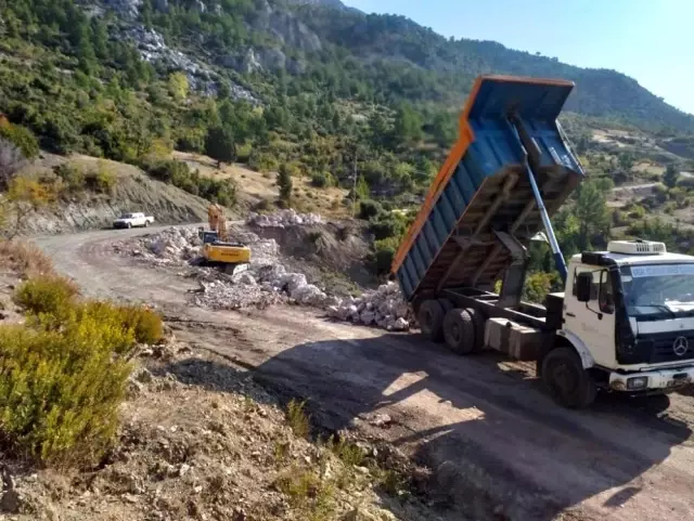 Akseki'de heyelan olan yola istinat duvarı