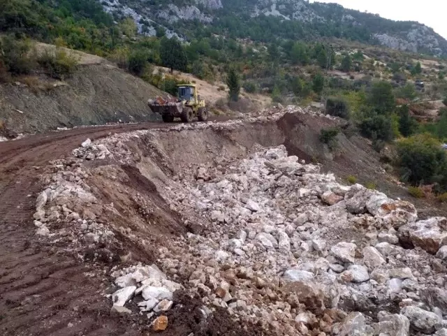 Akseki'de heyelan olan yola istinat duvarı