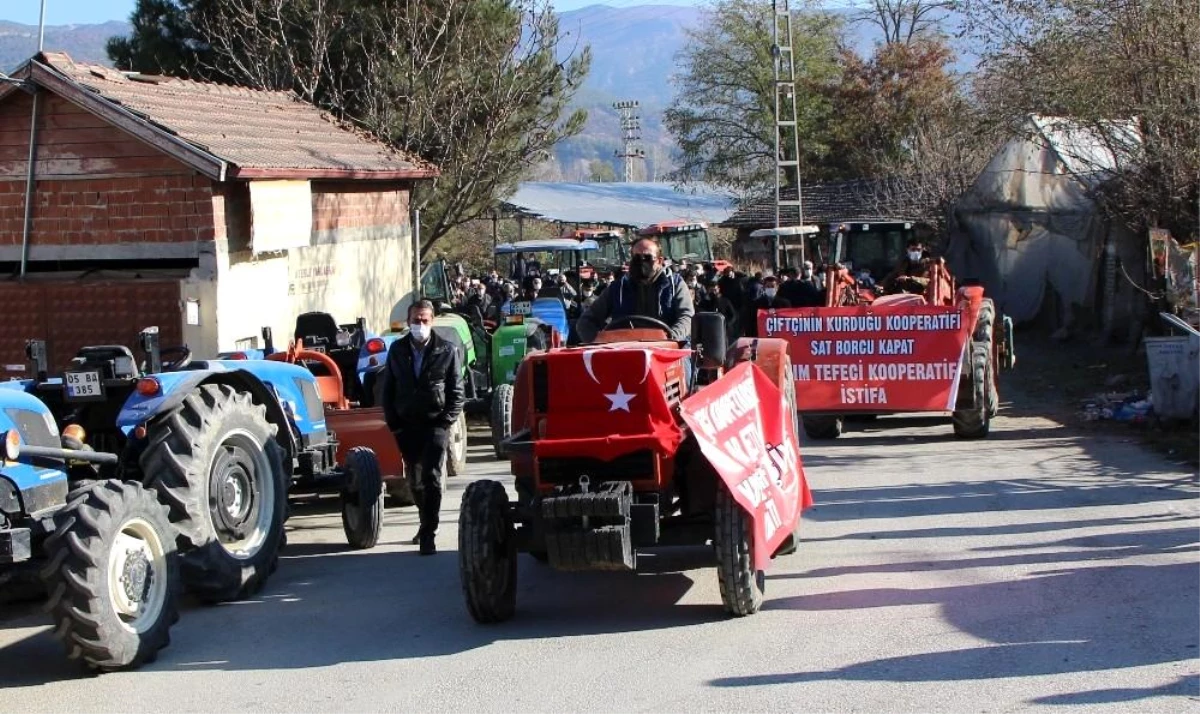 Amasya\'da çiftçiler traktörlerin haczedilmesine tepki gösterdi