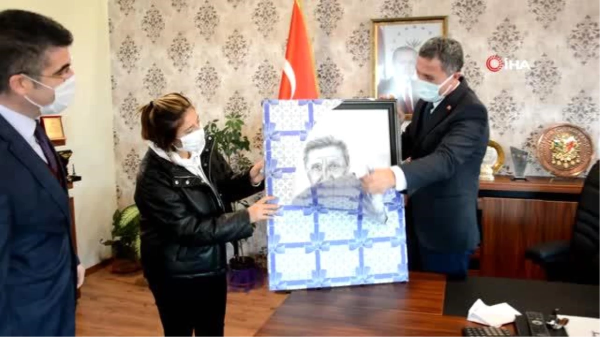 Başkan Kaya\'ya kendi portresi hediye edildi