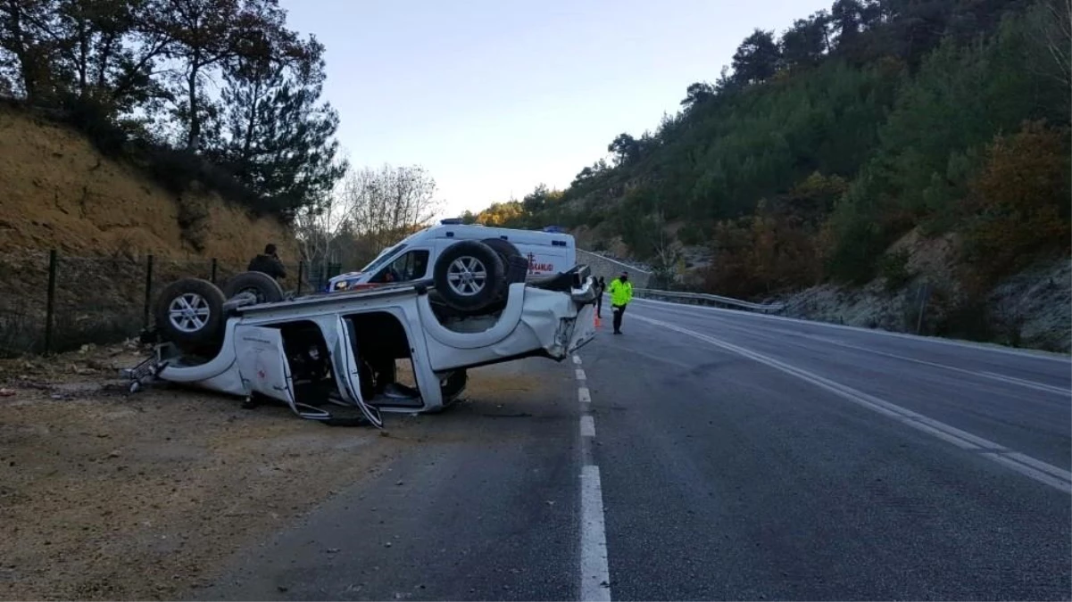 Buzlanan yolda tır ile pikap çarpıştı