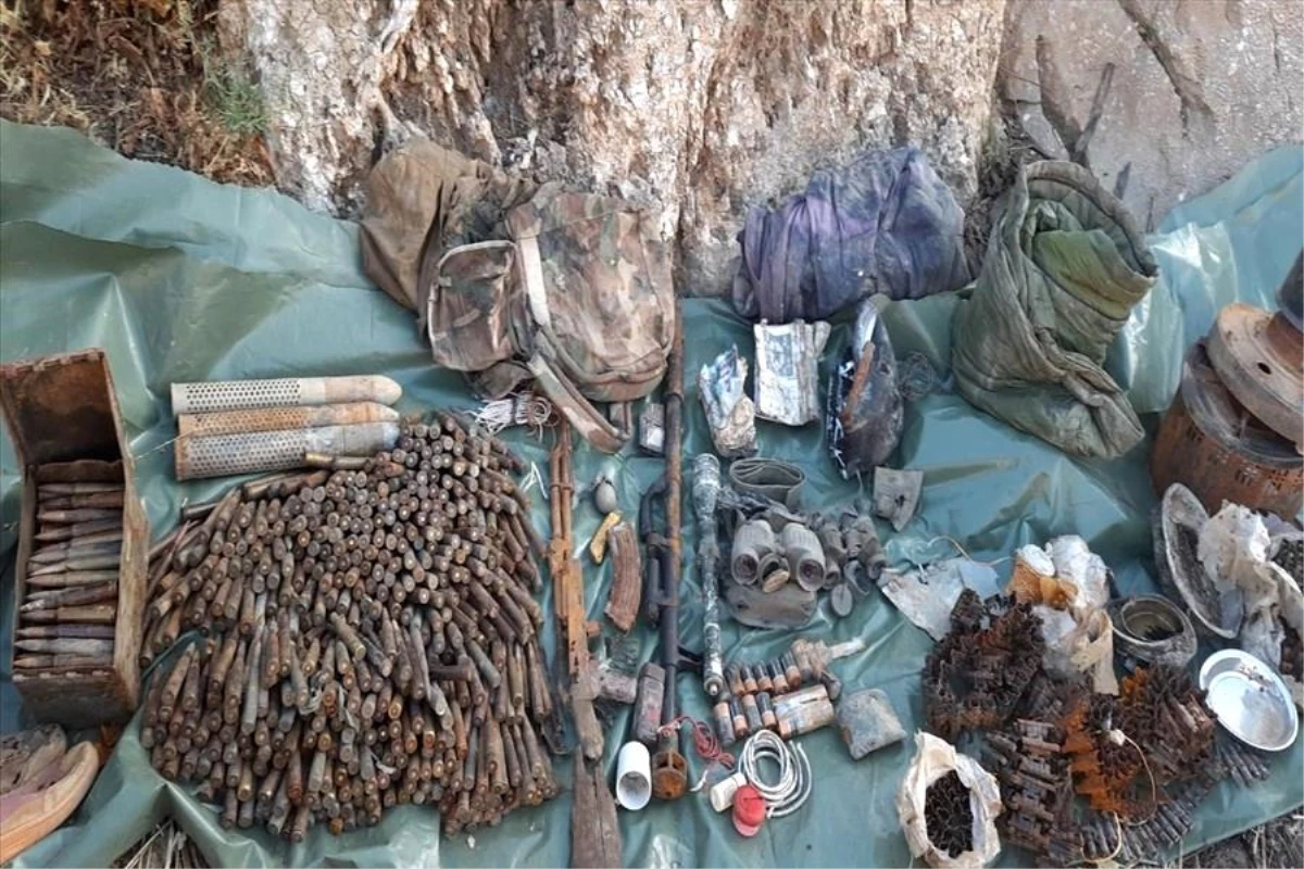 Çukurca\'da terör örgütü PKK\'ya ait silah, mühimmat ve yaşam malzemeleri ele geçirildi