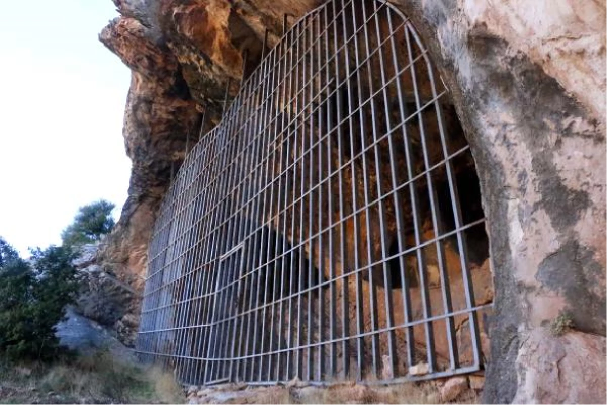 Defineciler tarafından tahrip edilen mağarada demir kapılı önlem