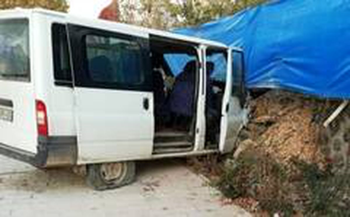 Elazığ\'da minibüs duvara çarptı: 8 yaralı