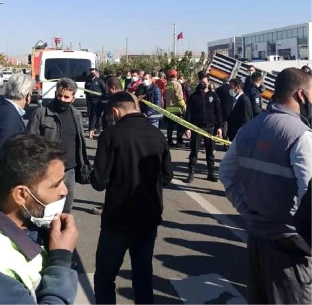Mardin\'de tır otobüs durağına daldı: 1 ölü, 1 yaralı