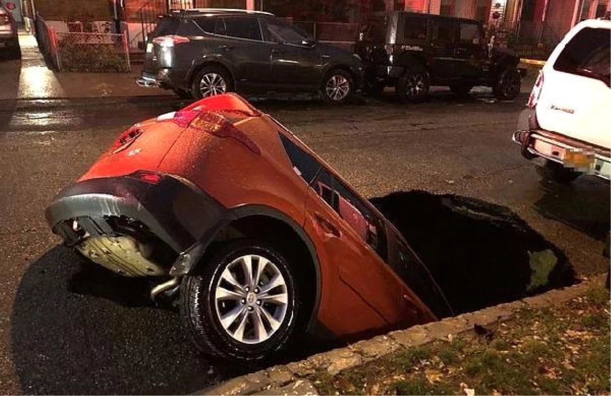 New York\'un ortasında çukur oluştu, park halindeki araç içine düştü