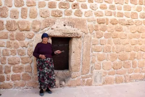 Papazı olmayan kilisenin 40 yıldır bakımını yapıp, ziyaretçileri karşılıyor