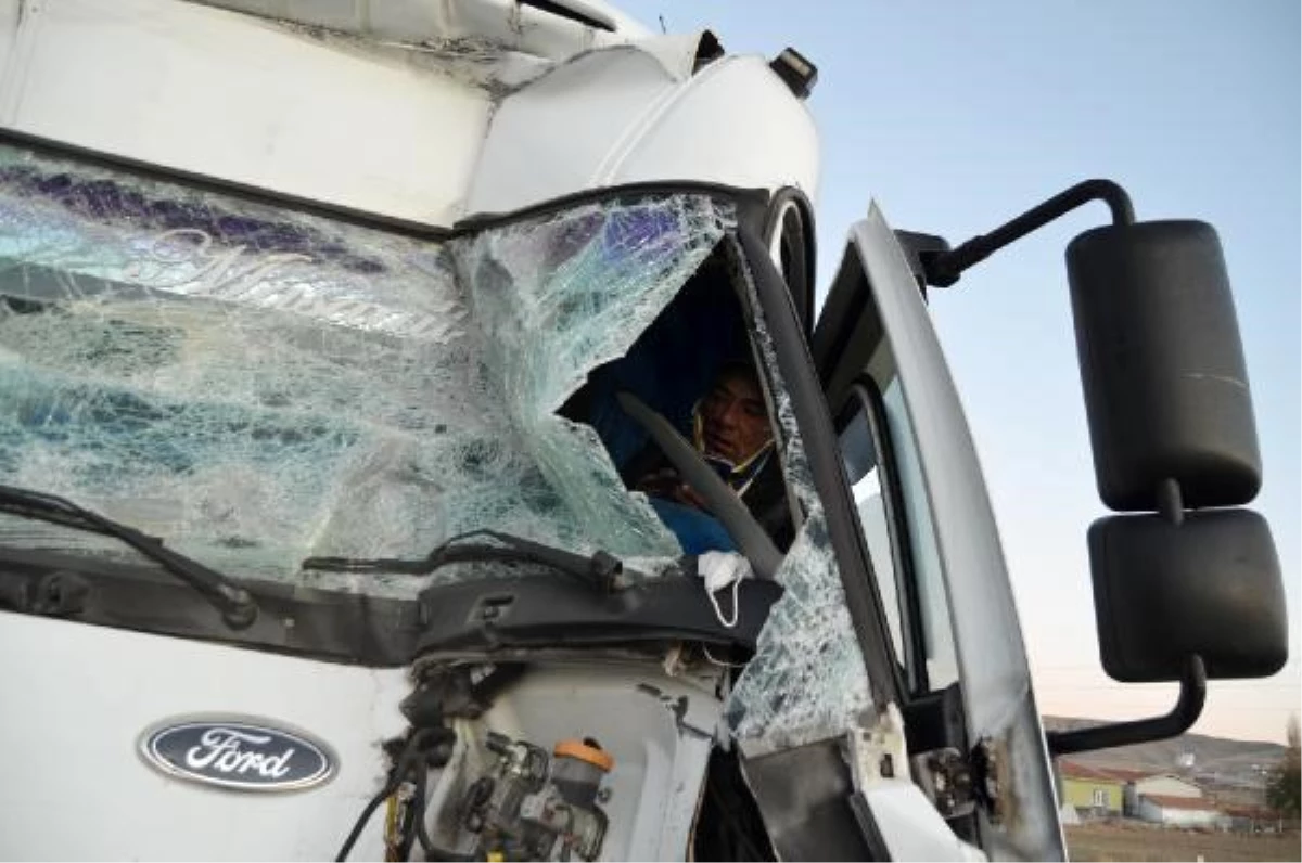 TIR\'a çarpan kamyonun şoförü, yarım saatlik çalışmayla kurtarıldı