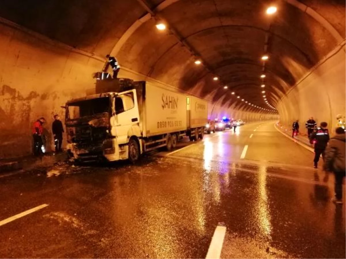 TIR yandı, Bolu Dağı Tüneli ulaşıma kapandı